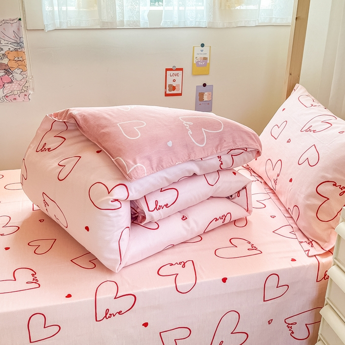 91家纺网 家纺一手货源 找家纺 小叮当家纺仓储工厂店 2025新款舒适亲肤全棉纯棉斜纹印花学生三件套 心动时刻-粉