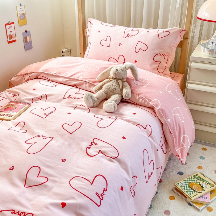 91家纺网 家纺一手货源 找家纺 小叮当家纺仓储工厂店 2025新款舒适亲肤全棉纯棉斜纹印花学生三件套 心动时刻-粉