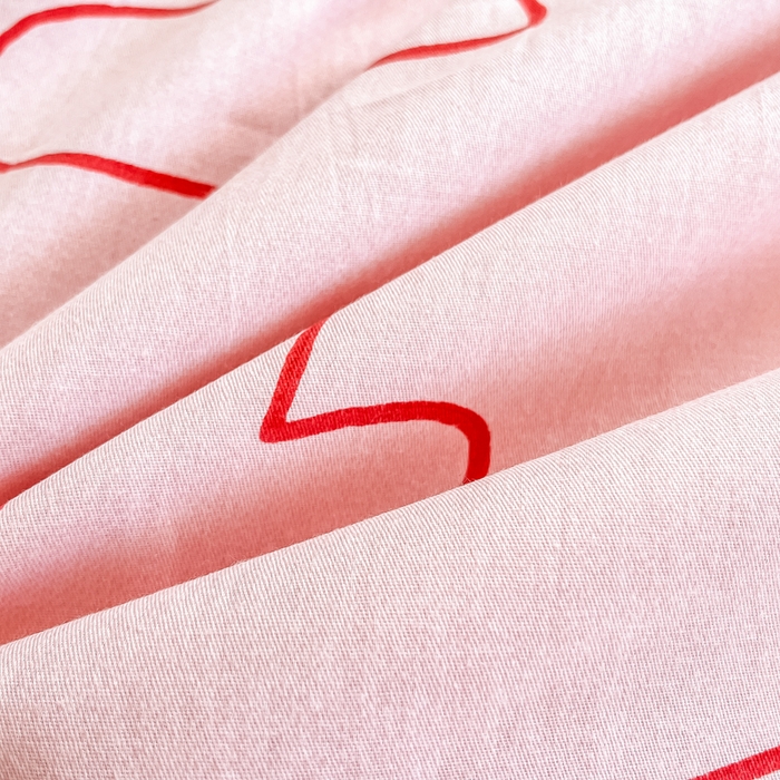 91家纺网 家纺一手货源 找家纺 小叮当家纺仓储工厂店 2025新款舒适亲肤全棉纯棉斜纹印花学生三件套 心动时刻-粉