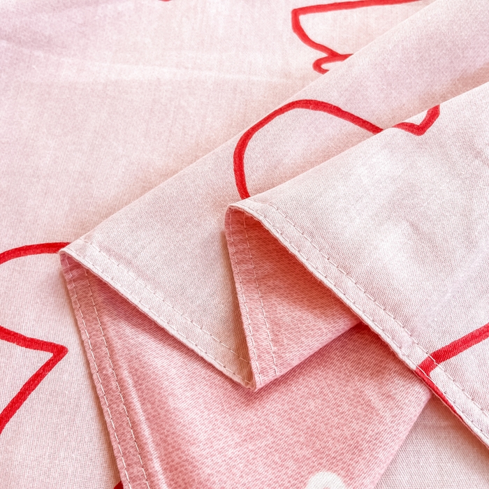 91家纺网 家纺一手货源 找家纺 小叮当家纺仓储工厂店 2025新款舒适亲肤全棉纯棉斜纹印花学生三件套 心动时刻-粉