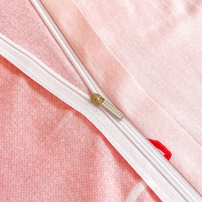 91家纺网 家纺一手货源 找家纺 小叮当家纺仓储工厂店 2025新款舒适亲肤全棉纯棉斜纹印花学生三件套 心动时刻-粉