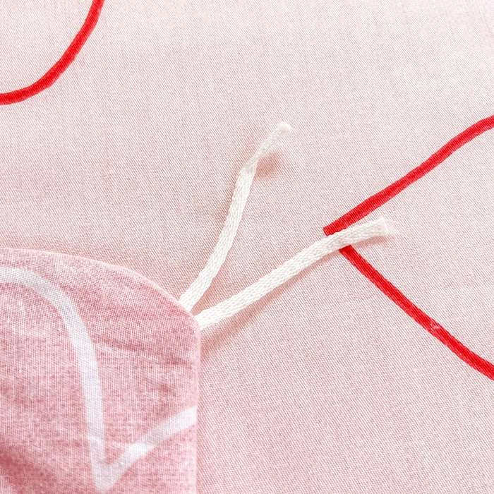 91家纺网 家纺一手货源 找家纺 小叮当家纺仓储工厂店 2025新款舒适亲肤全棉纯棉斜纹印花学生三件套 心动时刻-粉