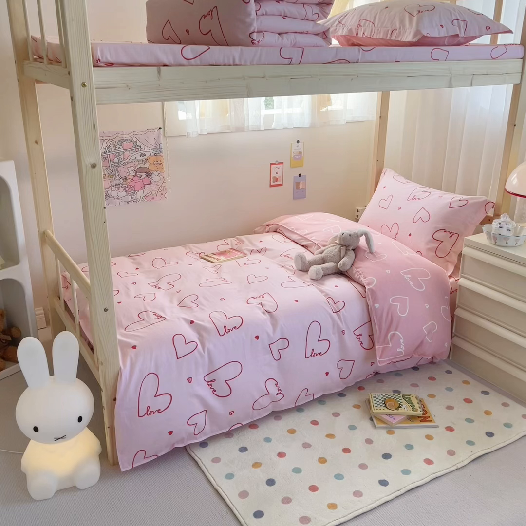 91家纺网 家纺一手货源 找家纺 小叮当家纺仓储工厂店 2025新款舒适亲肤全棉纯棉斜纹印花学生三件套 心动时刻-粉