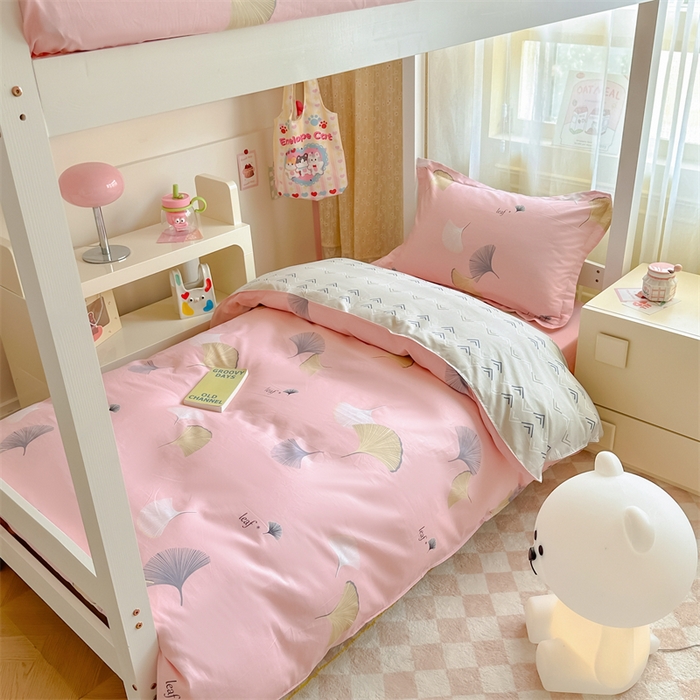 91家纺网 家纺一手货源 找家纺 小叮当家纺仓储工厂店 2025新款舒适亲肤全棉纯棉斜纹印花学生三件套 银杏叶-粉