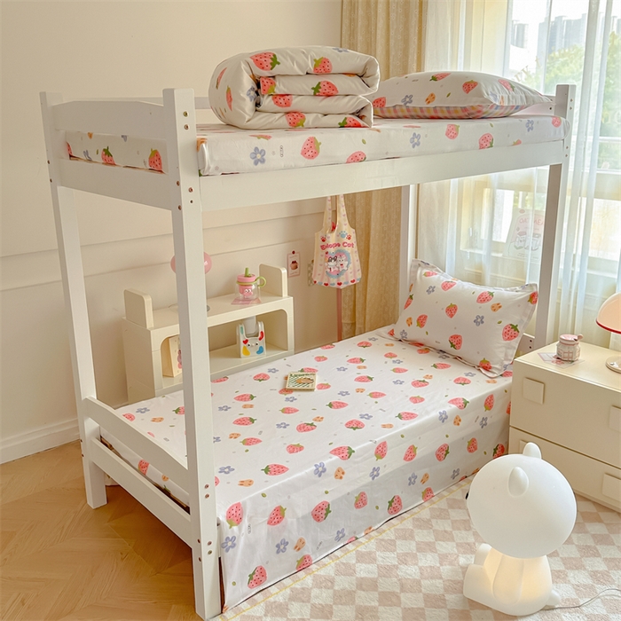 91家纺网 家纺一手货源 找家纺 小叮当家纺仓储工厂店 2025新款舒适亲肤全棉纯棉斜纹印花学生三件套 诱人草莓-米