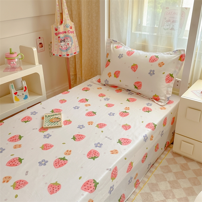 91家纺网 家纺一手货源 找家纺 小叮当家纺仓储工厂店 2025新款舒适亲肤全棉纯棉斜纹印花学生三件套 诱人草莓-米