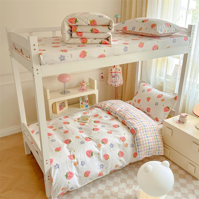 91家纺网 家纺一手货源 找家纺 小叮当家纺仓储工厂店 2025新款舒适亲肤全棉纯棉斜纹印花学生三件套 诱人草莓-米