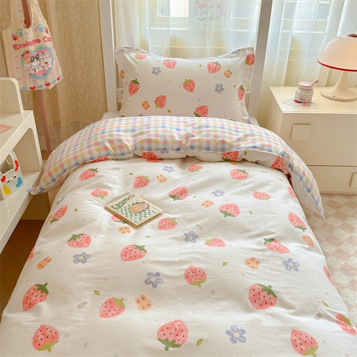 91家纺网 家纺一手货源 找家纺 小叮当家纺仓储工厂店 2025新款舒适亲肤全棉纯棉斜纹印花学生三件套 诱人草莓-米