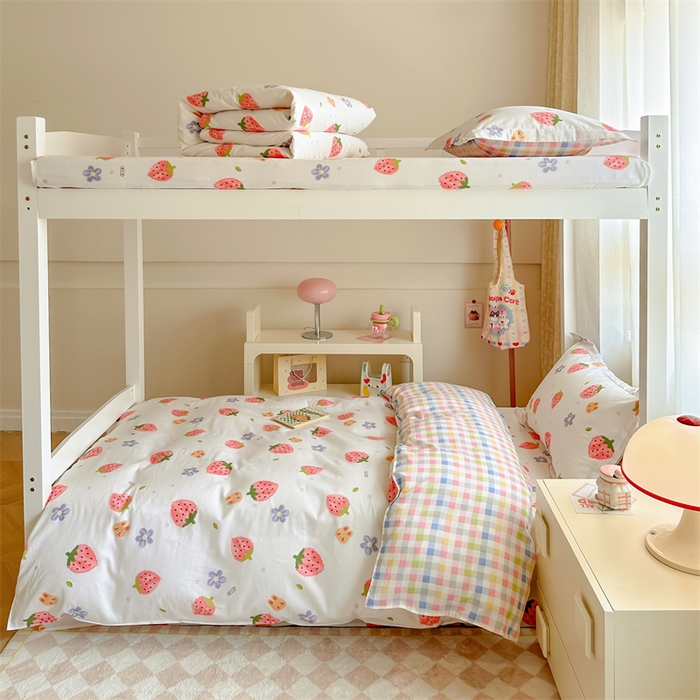 91家纺网 家纺一手货源 找家纺 小叮当家纺仓储工厂店 2025新款舒适亲肤全棉纯棉斜纹印花学生三件套 诱人草莓-米