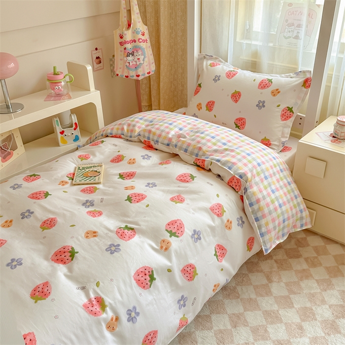 91家纺网 家纺一手货源 找家纺 小叮当家纺仓储工厂店 2025新款舒适亲肤全棉纯棉斜纹印花学生三件套 诱人草莓-米