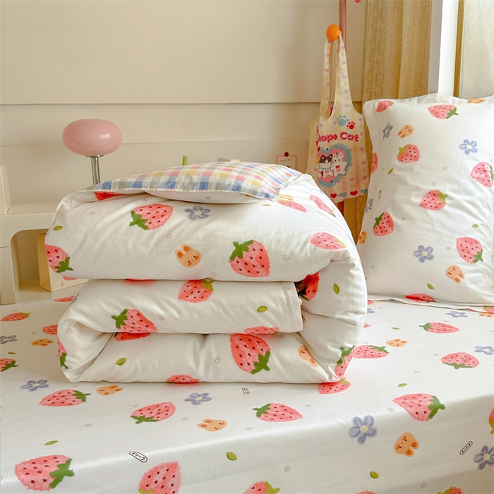 91家纺网 家纺一手货源 找家纺 小叮当家纺仓储工厂店 2025新款舒适亲肤全棉纯棉斜纹印花学生三件套 诱人草莓-米