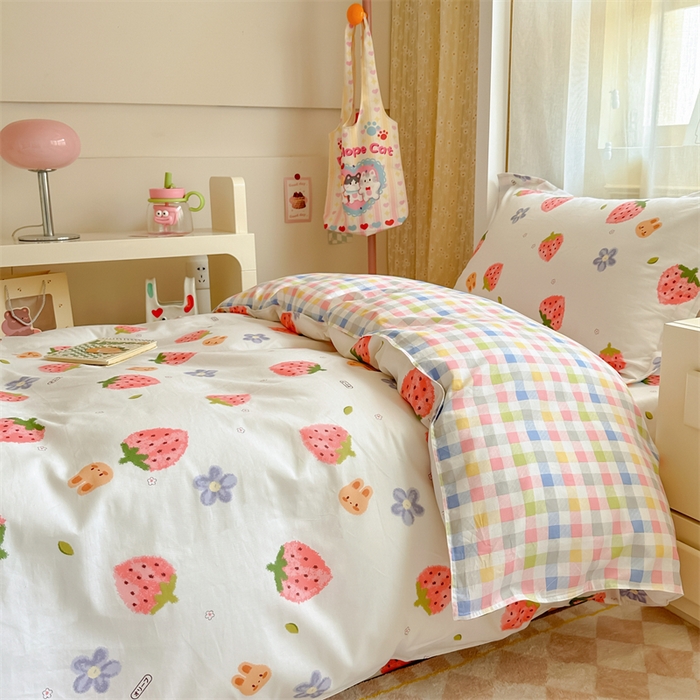 91家纺网 家纺一手货源 找家纺 小叮当家纺仓储工厂店 2025新款舒适亲肤全棉纯棉斜纹印花学生三件套 诱人草莓-米