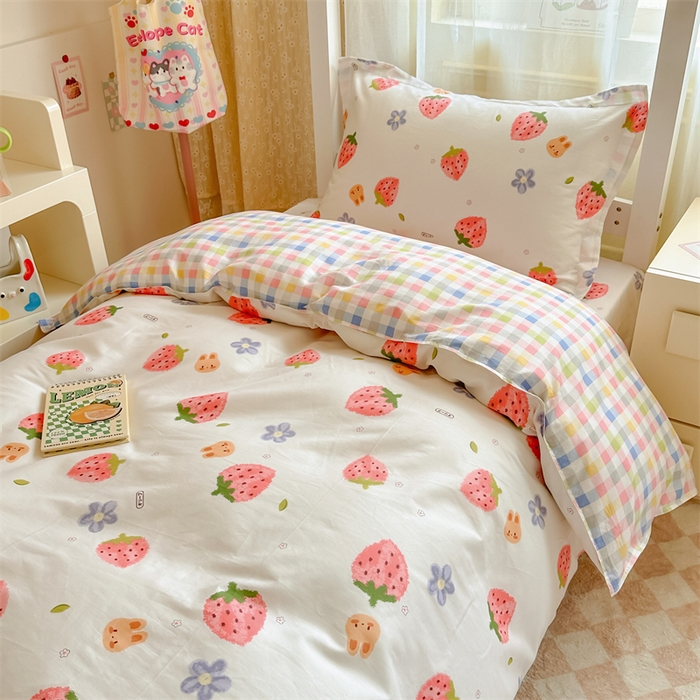 91家纺网 家纺一手货源 找家纺 小叮当家纺仓储工厂店 2025新款舒适亲肤全棉纯棉斜纹印花学生三件套 诱人草莓-米