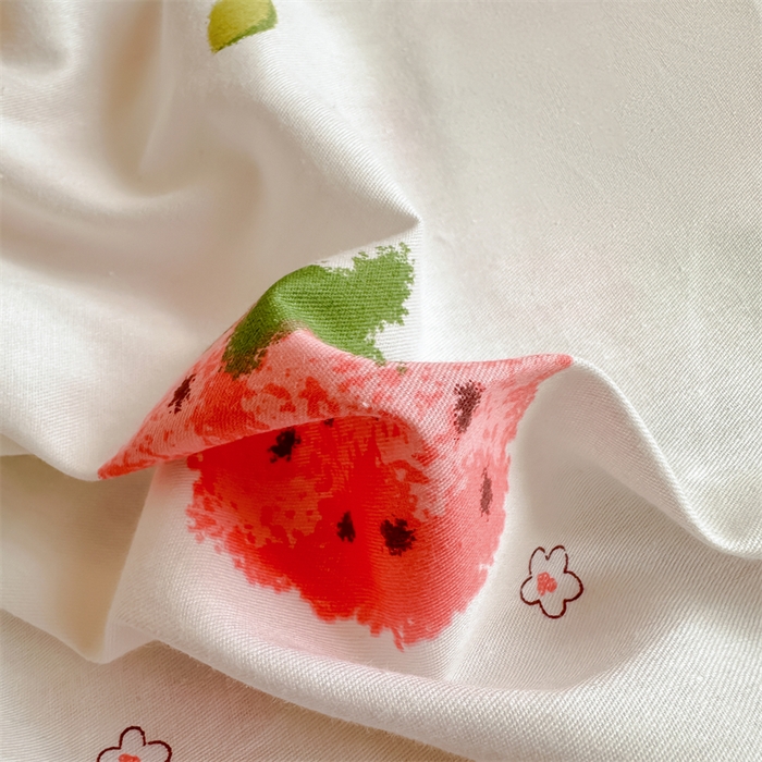 91家纺网 家纺一手货源 找家纺 小叮当家纺仓储工厂店 2025新款舒适亲肤全棉纯棉斜纹印花学生三件套 诱人草莓-米