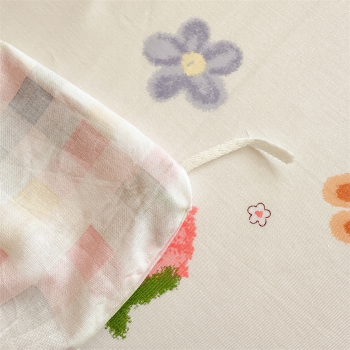 91家纺网 家纺一手货源 找家纺 小叮当家纺仓储工厂店 2025新款舒适亲肤全棉纯棉斜纹印花学生三件套 诱人草莓-米