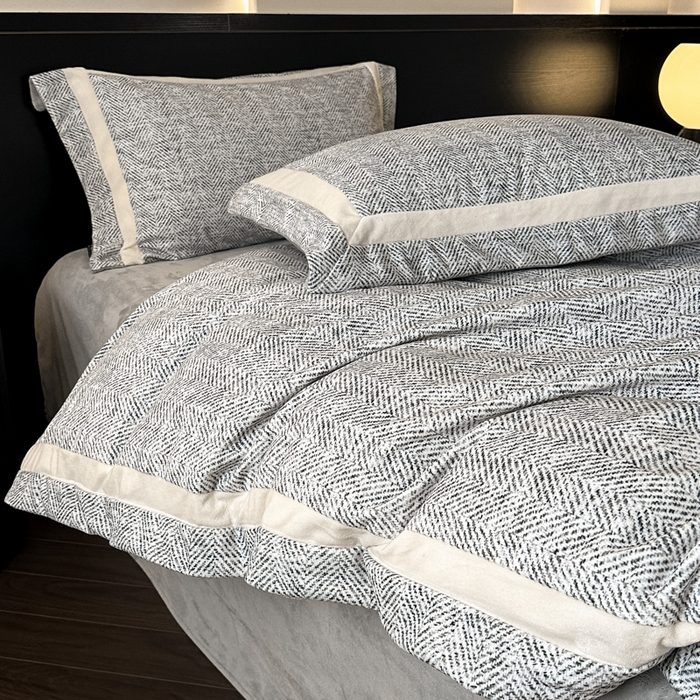 91家纺网 家纺一手货源 找家纺 羽梦家纺 2025款数码印花全消光260克牛奶绒轻奢简约工艺款四件套 数码-高级灰