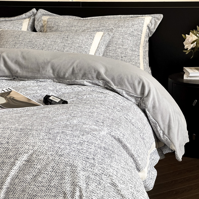 91家纺网 家纺一手货源 找家纺 羽梦家纺 2025款数码印花全消光260克牛奶绒轻奢简约工艺款四件套 数码-高级灰