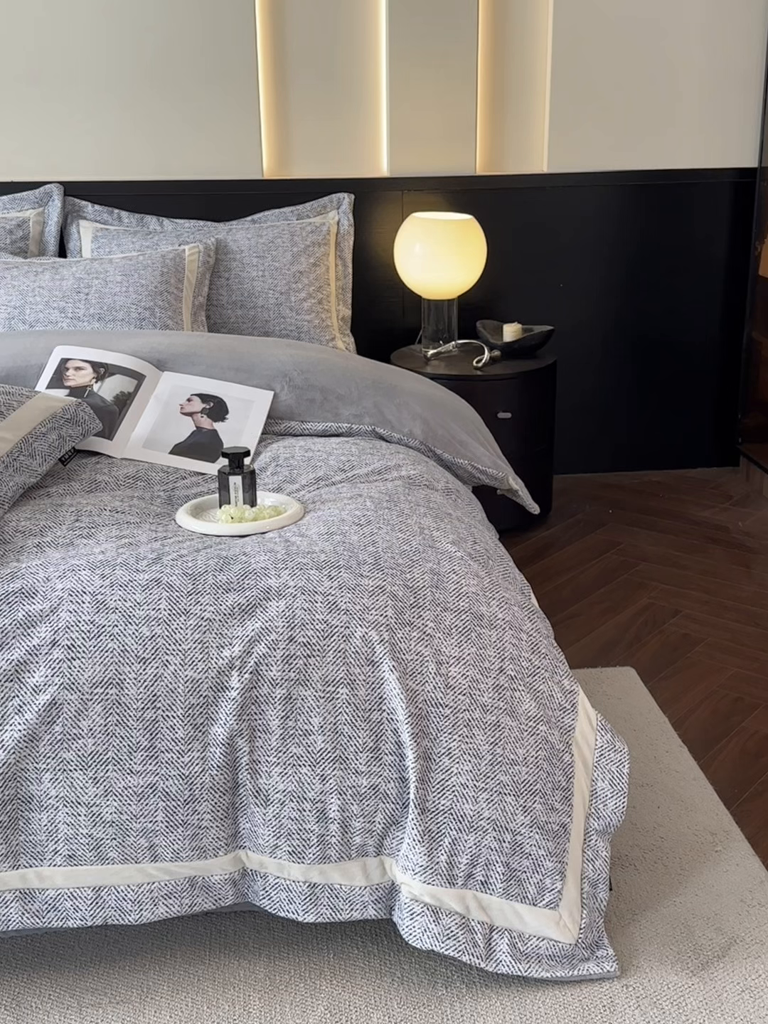 91家纺网 家纺一手货源 找家纺 羽梦家纺 2025款数码印花全消光260克牛奶绒轻奢简约工艺款四件套 数码-高级灰