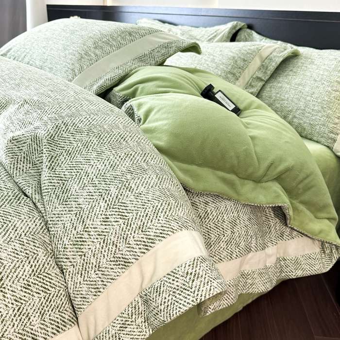 91家纺网 家纺一手货源 找家纺 羽梦家纺 2025款数码印花全消光260克牛奶绒轻奢简约工艺款四件套 数码-绿澜