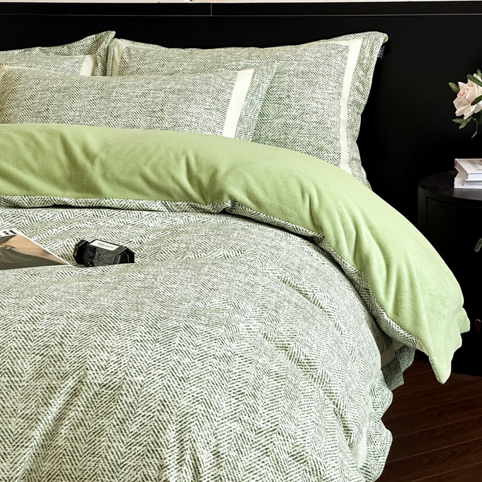 91家纺网 家纺一手货源 找家纺 羽梦家纺 2025款数码印花全消光260克牛奶绒轻奢简约工艺款四件套 数码-绿澜