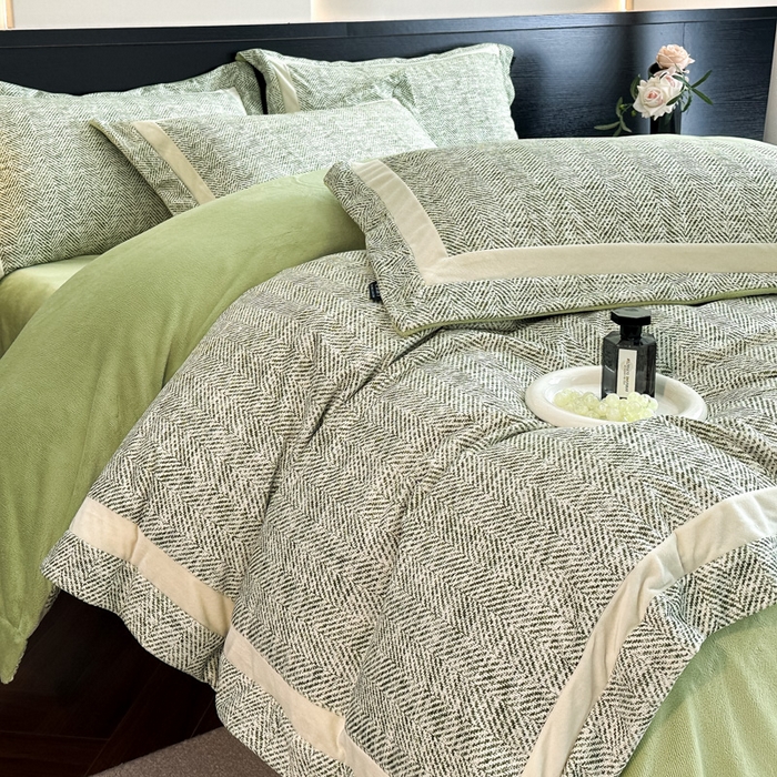 91家纺网 家纺一手货源 找家纺 羽梦家纺 2025款数码印花全消光260克牛奶绒轻奢简约工艺款四件套 数码-绿澜