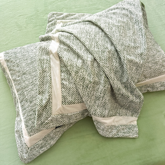 91家纺网 家纺一手货源 找家纺 羽梦家纺 2025款数码印花全消光260克牛奶绒轻奢简约工艺款四件套 数码-绿澜