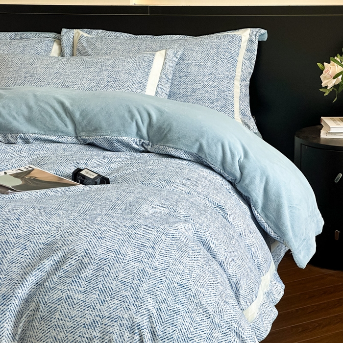 91家纺网 家纺一手货源 找家纺 羽梦家纺 2025款数码印花全消光260克牛奶绒轻奢简约工艺款四件套 数码-蔚蓝