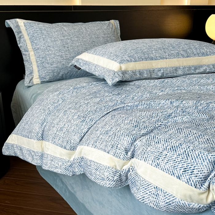 91家纺网 家纺一手货源 找家纺 羽梦家纺 2025款数码印花全消光260克牛奶绒轻奢简约工艺款四件套 数码-蔚蓝