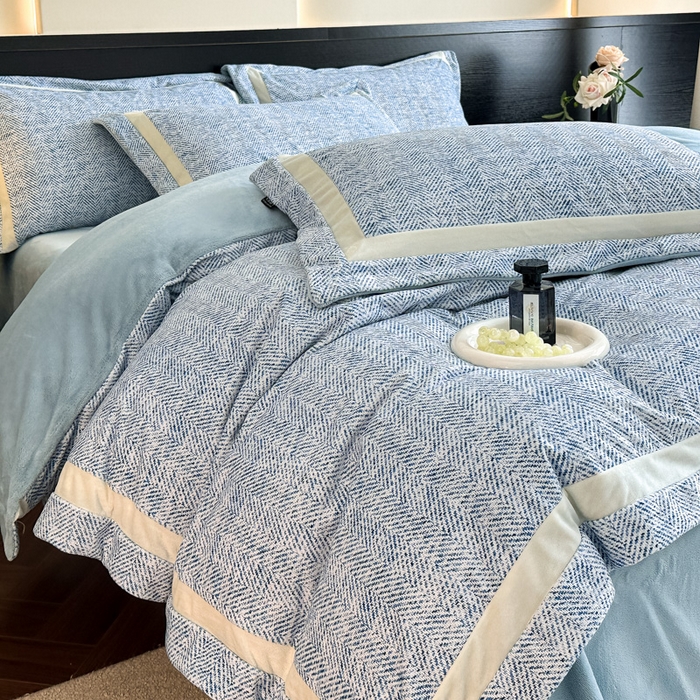 91家纺网 家纺一手货源 找家纺 羽梦家纺 2025款数码印花全消光260克牛奶绒轻奢简约工艺款四件套 数码-蔚蓝