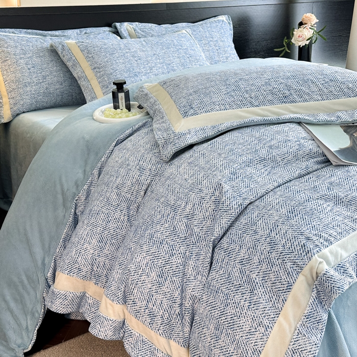 91家纺网 家纺一手货源 找家纺 羽梦家纺 2025款数码印花全消光260克牛奶绒轻奢简约工艺款四件套 数码-蔚蓝