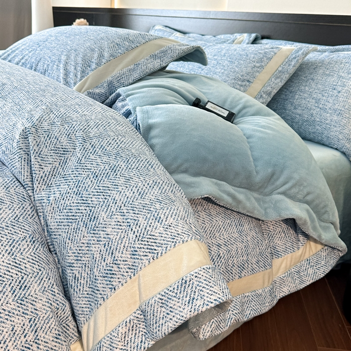 91家纺网 家纺一手货源 找家纺 羽梦家纺 2025款数码印花全消光260克牛奶绒轻奢简约工艺款四件套 数码-蔚蓝