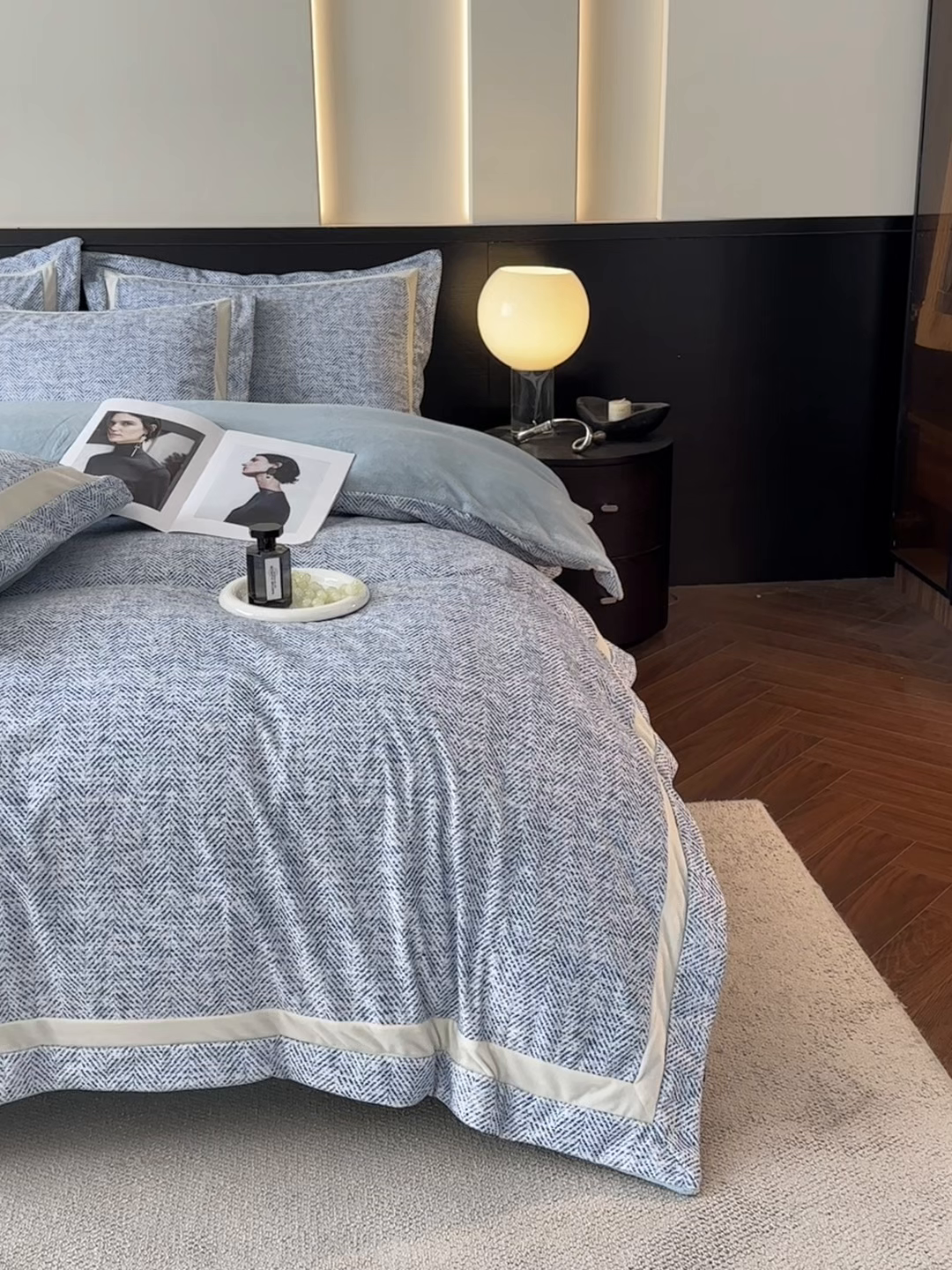 91家纺网 家纺一手货源 找家纺 羽梦家纺 2025款数码印花全消光260克牛奶绒轻奢简约工艺款四件套 数码-蔚蓝