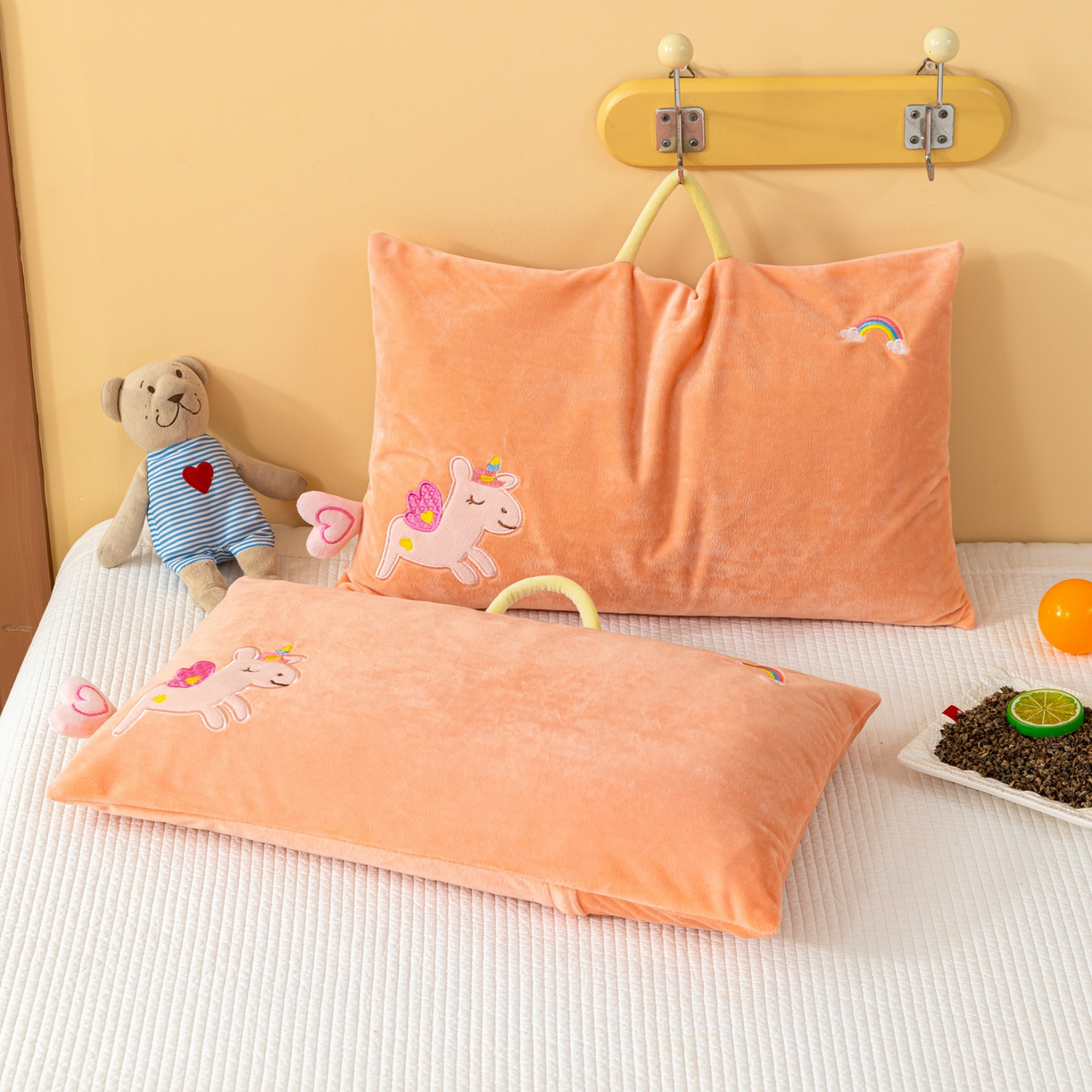 91家纺网 家纺一手货源 找家纺 织布人 2025新款荞麦枕婴肤绒卡通儿童荞麦枕学生枕开学季宿舍枕头枕芯 婴肤绒手提荞麦枕-彩虹马 30x50cm/只