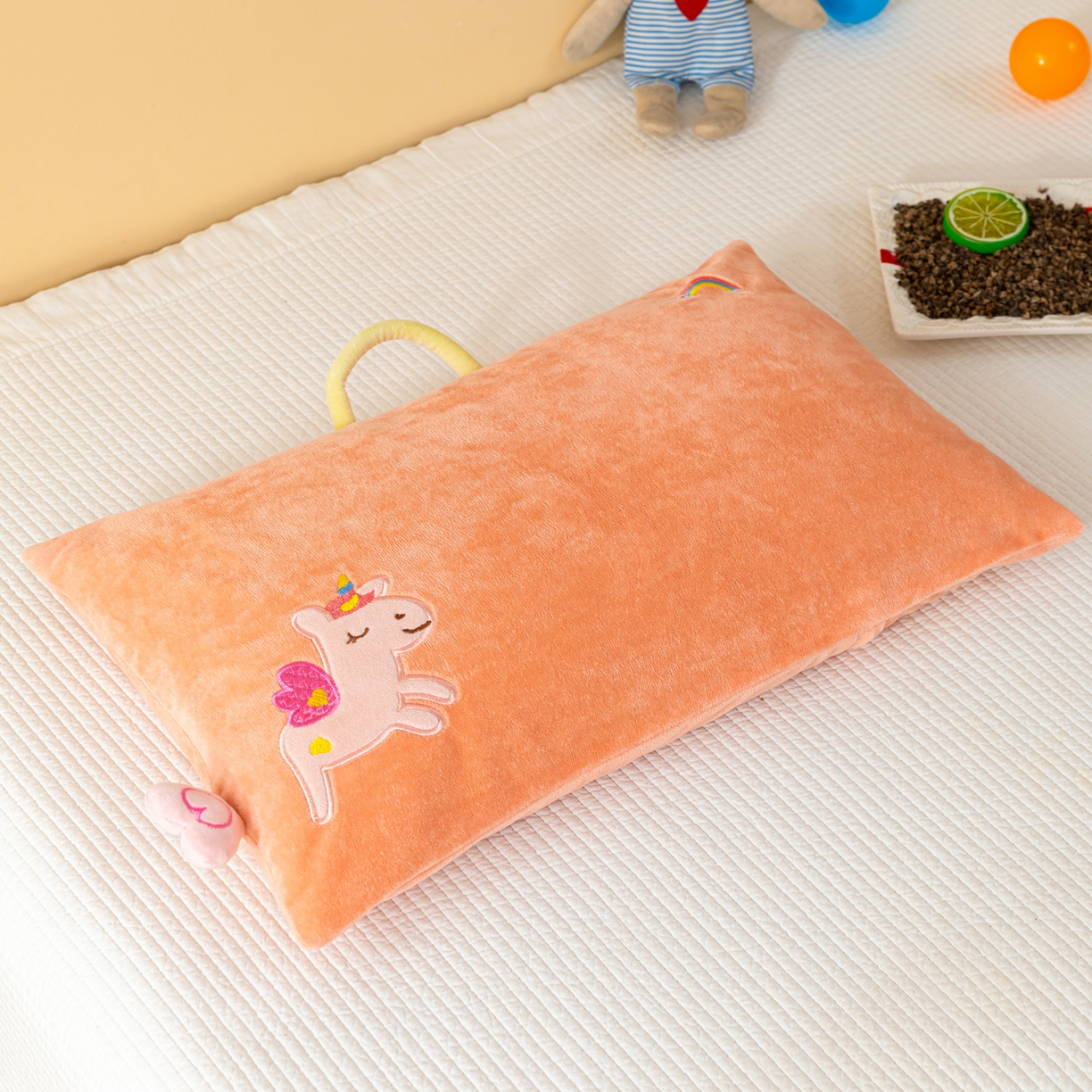 91家纺网 家纺一手货源 找家纺 织布人 2025新款荞麦枕婴肤绒卡通儿童荞麦枕学生枕开学季宿舍枕头枕芯 婴肤绒手提荞麦枕-彩虹马 30x50cm/只