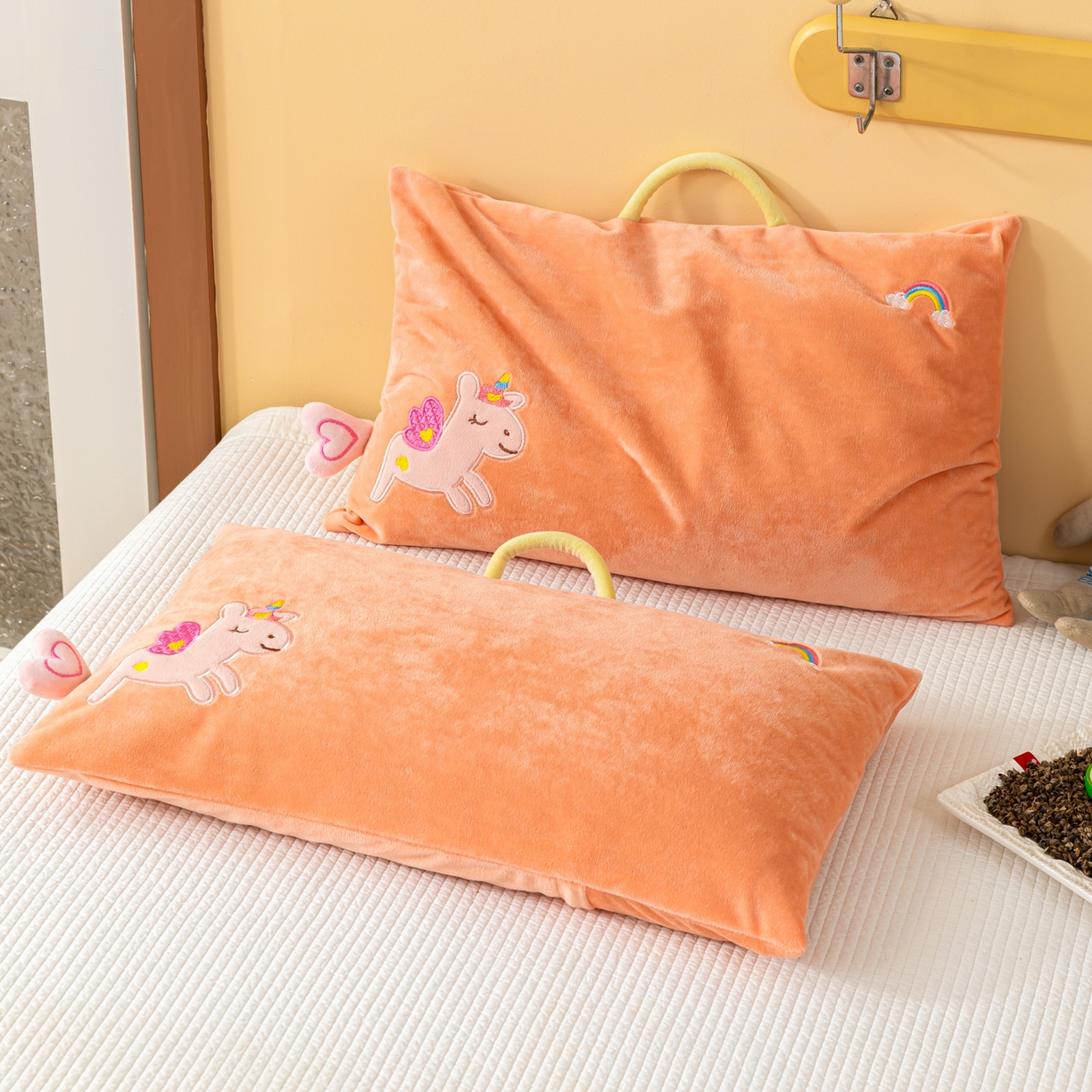 91家纺网 家纺一手货源 找家纺 织布人 2025新款荞麦枕婴肤绒卡通儿童荞麦枕学生枕开学季宿舍枕头枕芯 婴肤绒手提荞麦枕-彩虹马 30x50cm/只
