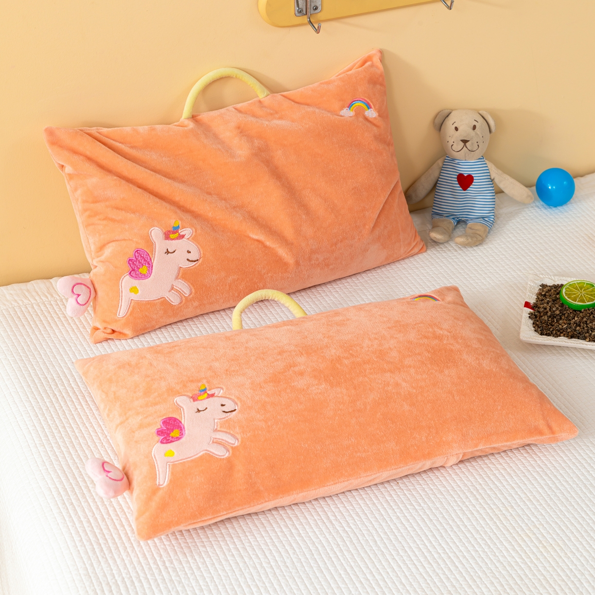 91家纺网 家纺一手货源 找家纺 织布人 2025新款荞麦枕婴肤绒卡通儿童荞麦枕学生枕开学季宿舍枕头枕芯 婴肤绒手提荞麦枕-彩虹马 30x50cm/只