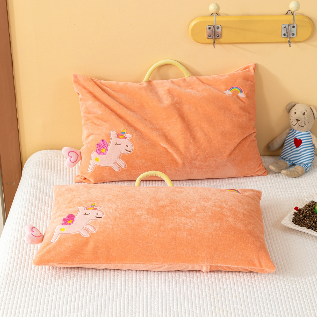 91家纺网 家纺一手货源 找家纺 织布人 2025新款荞麦枕婴肤绒卡通儿童荞麦枕学生枕开学季宿舍枕头枕芯 婴肤绒手提荞麦枕-彩虹马 30x50cm/只