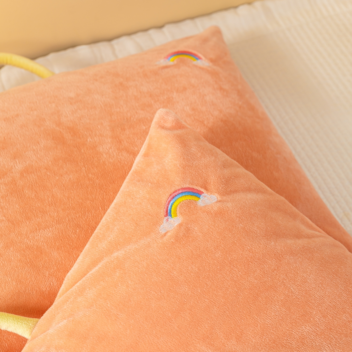 91家纺网 家纺一手货源 找家纺 织布人 2025新款荞麦枕婴肤绒卡通儿童荞麦枕学生枕开学季宿舍枕头枕芯 婴肤绒手提荞麦枕-彩虹马 30x50cm/只