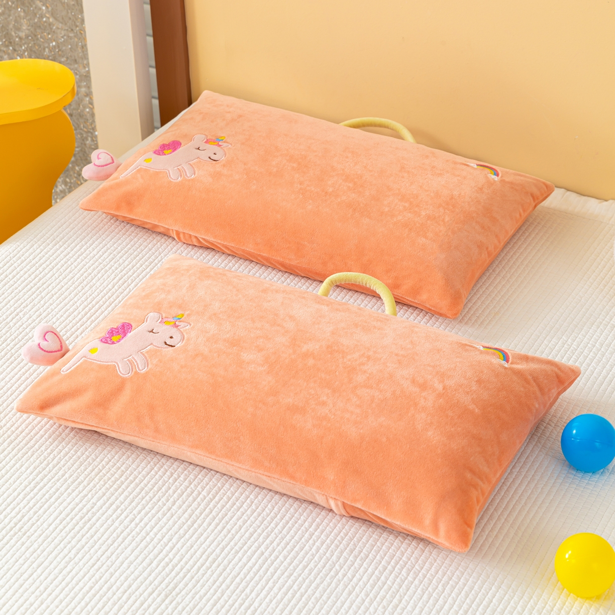 91家纺网 家纺一手货源 找家纺 织布人 2025新款荞麦枕婴肤绒卡通儿童荞麦枕学生枕开学季宿舍枕头枕芯 婴肤绒手提荞麦枕-彩虹马 30x50cm/只