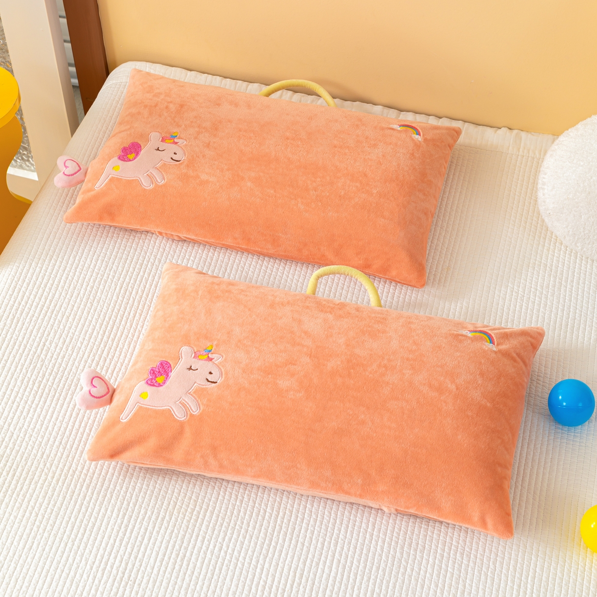 91家纺网 家纺一手货源 找家纺 织布人 2025新款荞麦枕婴肤绒卡通儿童荞麦枕学生枕开学季宿舍枕头枕芯 婴肤绒手提荞麦枕-彩虹马 30x50cm/只