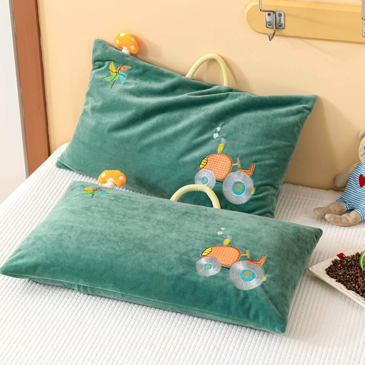 91家纺网 家纺一手货源 找家纺 织布人 2025新款荞麦枕婴肤绒卡通儿童荞麦枕学生枕开学季宿舍枕头枕芯 婴肤绒手提荞麦枕-大轮车 30x50cm/只