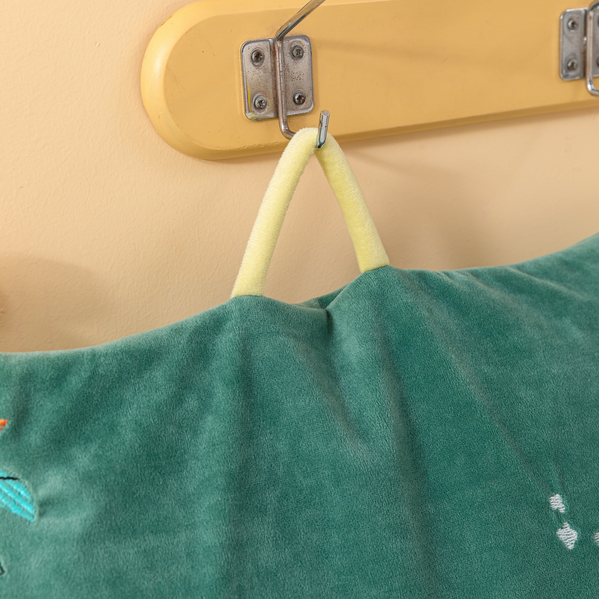 91家纺网 家纺一手货源 找家纺 织布人 2025新款荞麦枕婴肤绒卡通儿童荞麦枕学生枕开学季宿舍枕头枕芯 婴肤绒手提荞麦枕-大轮车 30x50cm/只