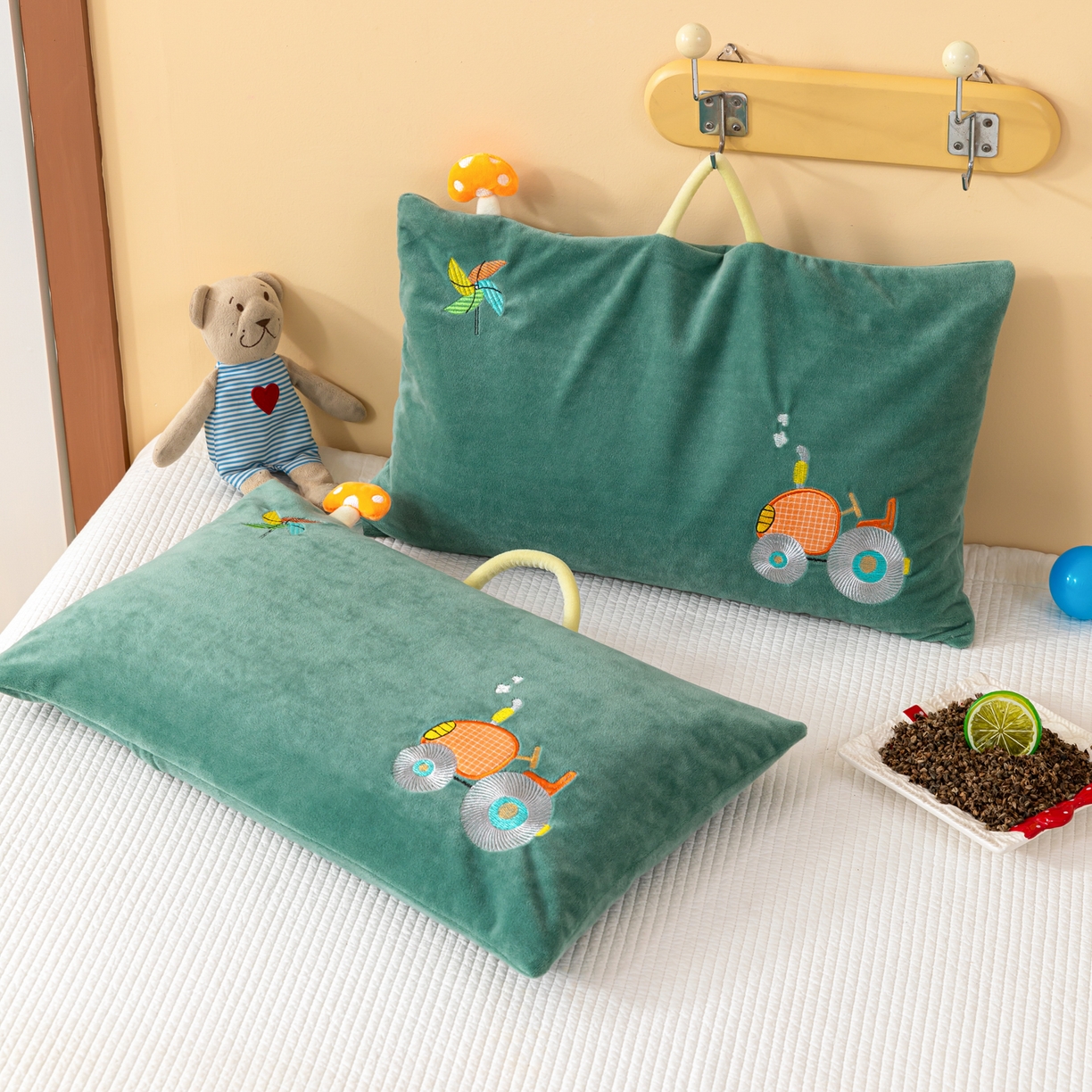 91家纺网 家纺一手货源 找家纺 织布人 2025新款荞麦枕婴肤绒卡通儿童荞麦枕学生枕开学季宿舍枕头枕芯 婴肤绒手提荞麦枕-大轮车 30x50cm/只