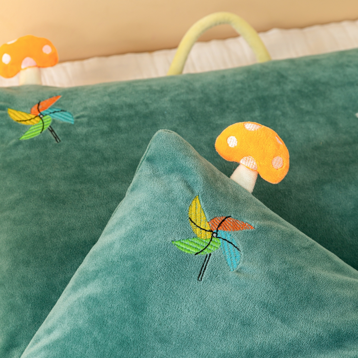 91家纺网 家纺一手货源 找家纺 织布人 2025新款荞麦枕婴肤绒卡通儿童荞麦枕学生枕开学季宿舍枕头枕芯 婴肤绒手提荞麦枕-大轮车 30x50cm/只