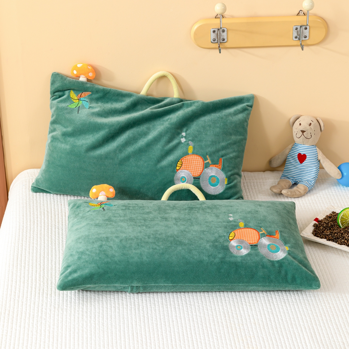 91家纺网 家纺一手货源 找家纺 织布人 2025新款荞麦枕婴肤绒卡通儿童荞麦枕学生枕开学季宿舍枕头枕芯 婴肤绒手提荞麦枕-大轮车 30x50cm/只