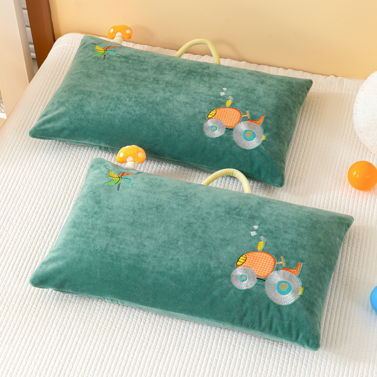 91家纺网 家纺一手货源 找家纺 织布人 2025新款荞麦枕婴肤绒卡通儿童荞麦枕学生枕开学季宿舍枕头枕芯 婴肤绒手提荞麦枕-大轮车 30x50cm/只
