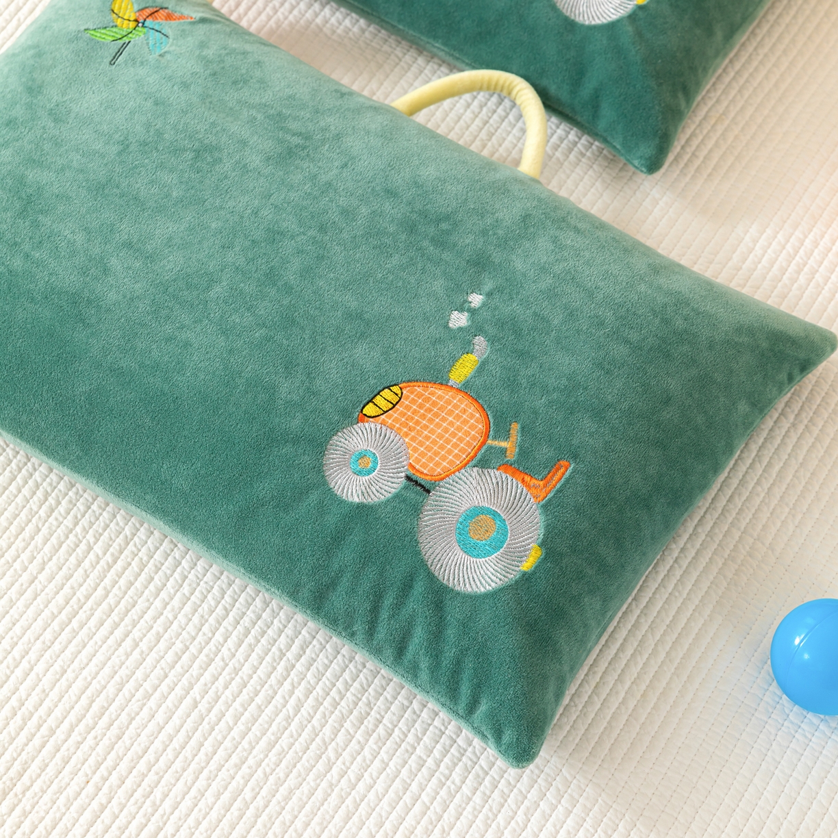 91家纺网 家纺一手货源 找家纺 织布人 2025新款荞麦枕婴肤绒卡通儿童荞麦枕学生枕开学季宿舍枕头枕芯 婴肤绒手提荞麦枕-大轮车 30x50cm/只