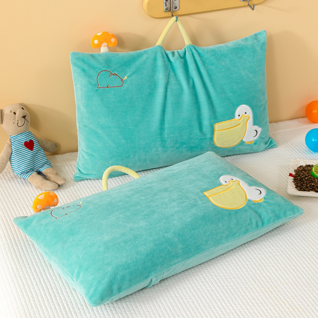 91家纺网 家纺一手货源 找家纺 织布人 2025新款荞麦枕婴肤绒卡通儿童荞麦枕学生枕开学季宿舍枕头枕芯 婴肤绒手提荞麦枕-大嘴鸭 30x50cm/只