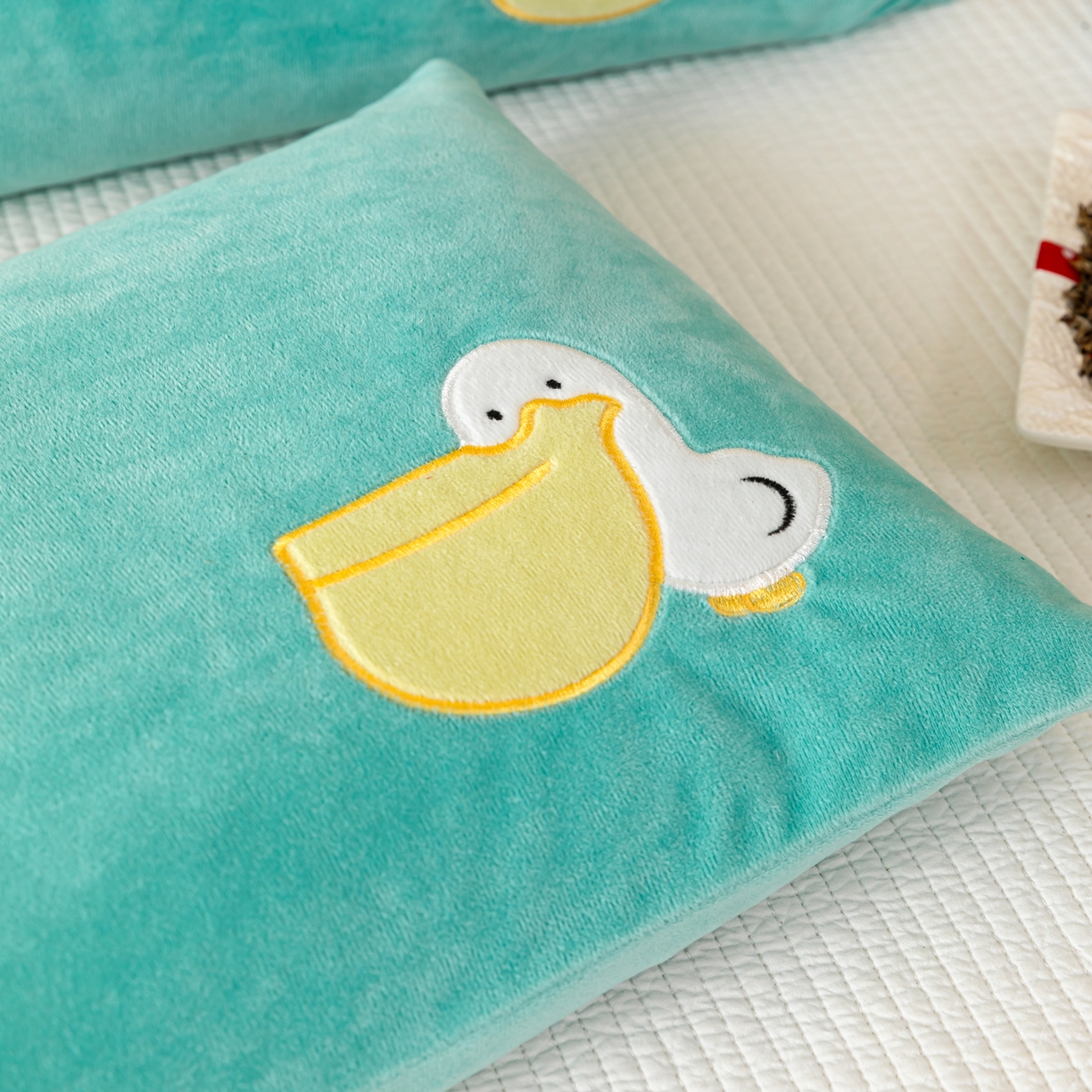 91家纺网 家纺一手货源 找家纺 织布人 2025新款荞麦枕婴肤绒卡通儿童荞麦枕学生枕开学季宿舍枕头枕芯 婴肤绒手提荞麦枕-大嘴鸭 30x50cm/只