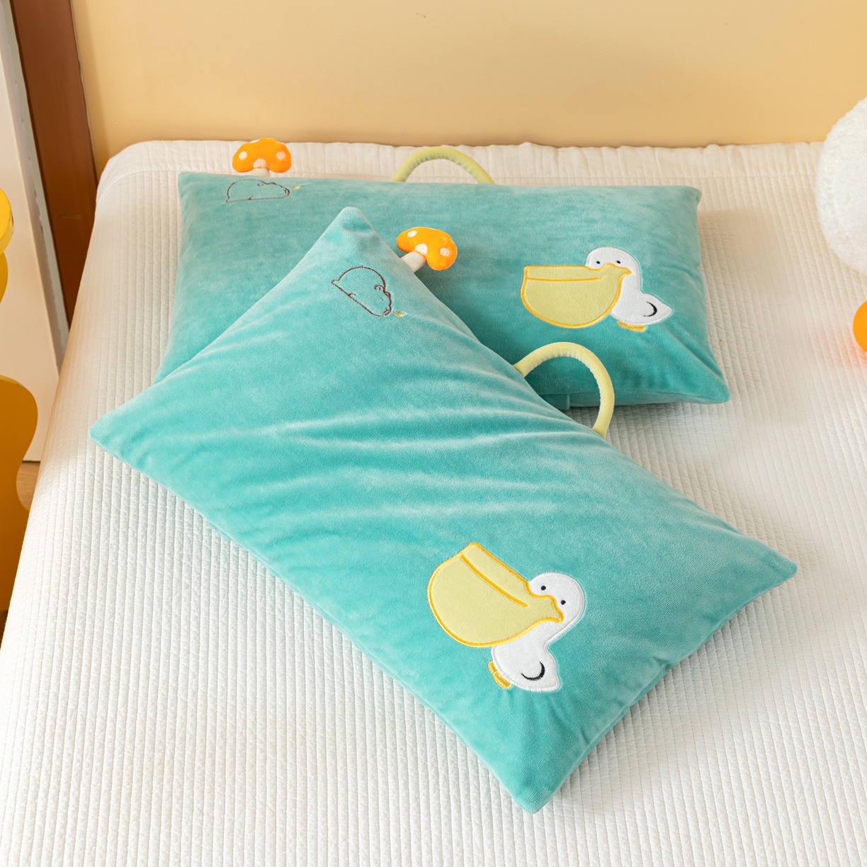 91家纺网 家纺一手货源 找家纺 织布人 2025新款荞麦枕婴肤绒卡通儿童荞麦枕学生枕开学季宿舍枕头枕芯 婴肤绒手提荞麦枕-大嘴鸭 30x50cm/只